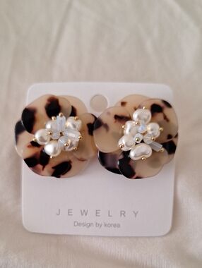 Tortoiseshell Flower Pearl Cluster Earrings - Cream & Dark Brown